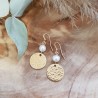 Boucles d'oreilles perle eau douce médaille martelée  plaqué or
