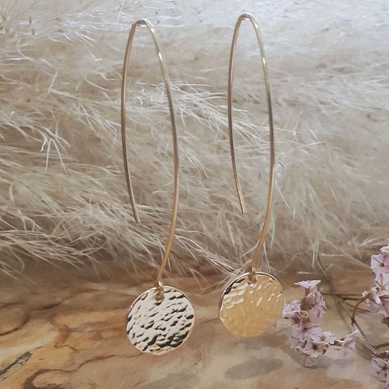 Grandes boucles courbes avec médaille martelée plaqué or