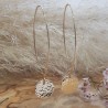 Grandes boucles courbes avec médaille martelée plaqué or