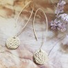 Grandes boucles courbes avec médaille martelée plaqué or