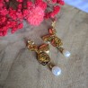 Boucles d’oreilles Flora Nacrée acier doré et perle nacrée | Maison Rosie
