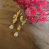 Boucles d’oreilles Flora Nacrée acier doré et perle nacrée | Maison Rosie