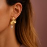 Boucles d’oreilles Flora Nacrée acier doré et perle nacrée | Maison Rosie