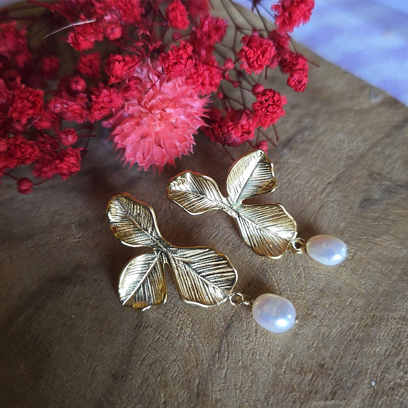 Boucles d’oreilles Flora Nacrée acier doré et perle nacrée | Maison Rosie