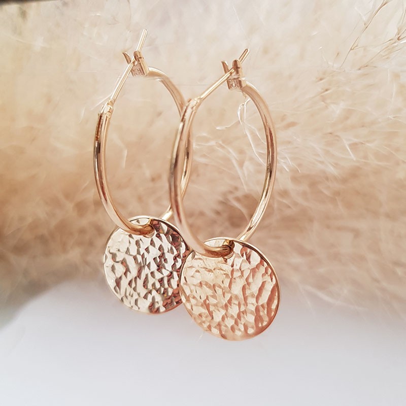 Créoles avec médaille martelée plaqué or