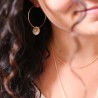 Grandes créoles avec médaille martelée plaqué or